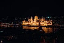 Palazzo del Parlamento illuminato di notte, Budapest, Ungheria — Foto stock