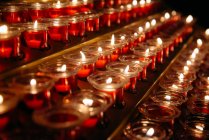 Крупный план свечей в церкви — стоковое фото