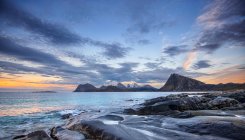 Küstenlandschaft von Sandnes, Flakstad, Lofoten, Nordland, Norwegen — Stockfoto