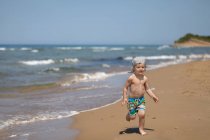 Junge läuft am Strand, Korfu, Griechenland — Stockfoto
