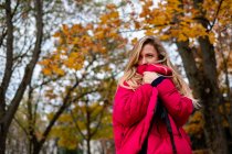 Femme cachant son visage derrière son manteau, Belarus — Photo de stock