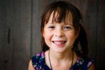 Porträt eines lächelnden Mädchens im Sommerkleid — Stockfoto
