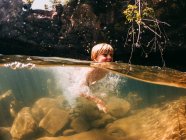 Junge schwimmt in einem See, Lake Superior, Vereinigte Staaten — Stockfoto
