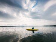 Senior woman kayak on a lake, Estados Unidos - foto de stock