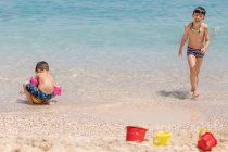 Dos chicos jugando en la playa, Grecia - foto de stock