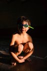 Портрет хлопчика в підводних окулярах, що сидить на сонячному світлі — стокове фото