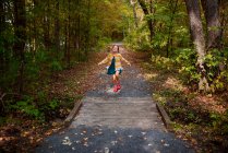 Chica corriendo a lo largo de un sendero, Estados Unidos - foto de stock