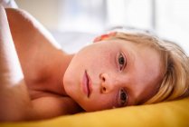 Портрет хлопчика в ліжку, що прокидається — стокове фото