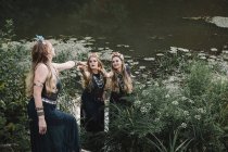 Tre donne boho in piedi in un lago, Russia — Foto stock