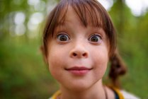 Retrato de uma menina de olhos largos em pé ao ar livre, Estados Unidos — Fotografia de Stock