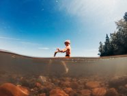 Ragazzo che naviga su una zattera di legno, Lake Superior, Stati Uniti — Foto stock