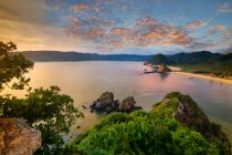 Вид с воздуха на тропический пляж, Мандалика, залив Кута, Ломбок, Западная Нуса Тенггара, Индонезия — стоковое фото