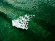 Surfista remando para pegar uma onda, Bondi Beach, Nova Gales do Sul, Austrália — Fotografia de Stock