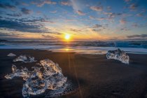 Diamond Beach bei Sonnenaufgang, Jokulsarlon, Vatnajokull Glacier National Park, Island — Stockfoto