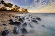 Leerer tropischer Strand, Mandalika, Kuta Bay, Lombok, West Nusa Tenggara, Indonesien — Stockfoto