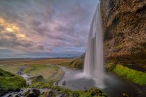 Seljalandsfoss al atardecer, Islandia del Sur - foto de stock