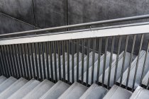 Gros plan d'un escalier et d'une rampe métallique — Photo de stock