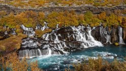Plan panoramique de la cascade de Hraunfossar dans l'ouest de l'Islande — Photo de stock