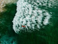 Surfer remare per prendere un'onda, Bondi Beach, Nuovo Galles del Sud, Australia — Foto stock