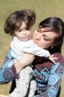 Портрет женщины, обнимающей свою дочь, Бразилия — стоковое фото