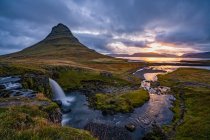 Nascer do sol em Kirkjufellsfoss, Grundarfjordur, oeste da Islândia — Fotografia de Stock