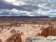 Paisaje dramático con hoodoos rocosos, Goblin Valley State Park, Desierto de San Rafael, Utah, EE.UU. - foto de stock