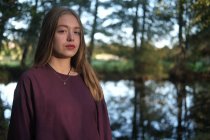 Porträt eines Teenager-Mädchens in einer ländlichen Landschaft, Frankreich — Stockfoto
