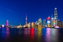 Ciudad skyline por la noche, Shanghai, China - foto de stock