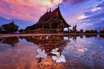 Храм Сіріндхорн Варарам Пху Прао (Ват Пху Прао) на заході сонця, Убон Ратчатані, Таїланд — стокове фото