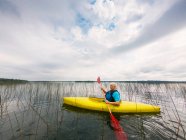 Senior woman kayak on a lake, États-Unis — Photo de stock