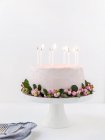 Gâteau d'anniversaire au chocolat avec glaçage à l'eau rose — Photo de stock