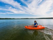 Девушка на байдарке в озере, сша — стоковое фото