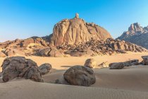 Гірський краєвид у пустелі (Саудівська Аравія). — стокове фото