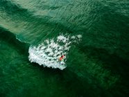 Surfeur pagayant pour attraper une vague, Bondi Beach, Nouvelle-Galles du Sud, Australie — Photo de stock