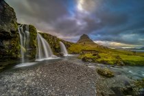 Fotografía escénica de Kirkjufellsfoss al amanecer, Islandia - foto de stock