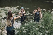 Três mulheres boho dançando em um lago, Rússia — Fotografia de Stock