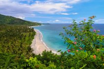 Вид з повітря на берегову лінію тропічних пляжів, Мандаліка, затока Кута, Ломбок, Західна Нуса Тенґгара, Індонезія — стокове фото