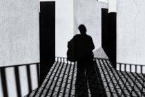 Sombra de un hombre en el Memorial del Holocausto, Berlín, Alemania - foto de stock