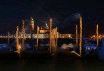 Iglesia de San Giorgio Maggiore con góndolas en primer plano, Venecia, Véneto, Italia - foto de stock