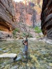 Smiling man standing in the middle of the Virgin River, The Narrows, Zion Canyon, Zion National Park, Utah, EUA — Fotografia de Stock