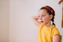 Porträt eines Mädchens mit der Hand hinter dem Kopf — Stockfoto
