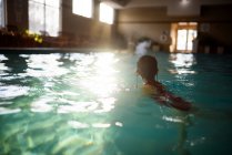Mädchen schwimmt in einem Schwimmbad — Stockfoto