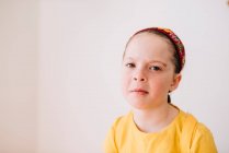 Porträt eines emotionalen kleinen Mädchens auf weißem Wandhintergrund — Stockfoto