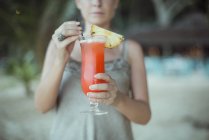 Frau am Strand mit einem tropischen Cocktail, Koh Yao, Phang Nga, Thailand — Stockfoto