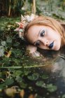 Retrato de uma mulher boho deitado no lago, Rússia — Fotografia de Stock