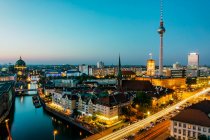 Linha do horizonte da cidade e rio Spree ao entardecer, Berlim, Alemanha — Fotografia de Stock