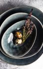 Tavolo pasquale con uova di quaglia e lavanda in una pila di ciotole di ceramica — Foto stock