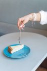 Mulher prestes a comer uma fatia de cheesecake — Fotografia de Stock