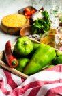 Reis, Chilischoten, Paprika Olivenöl und Gewürze auf einem Küchentisch — Stockfoto
