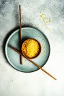 Conceito de jejum intermitente minimalista com uma tigela de arroz — Fotografia de Stock